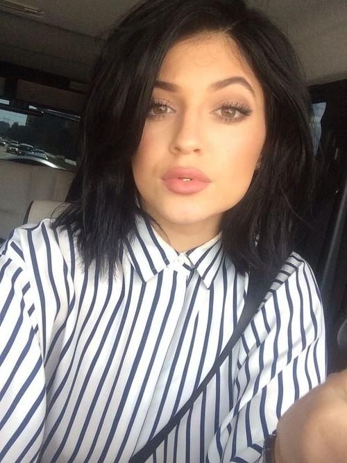 I'm Sorry, But Kylie Is Killin' This 90s Mid Length Layered Bob Within Kylie Jenner Short Haircuts (View 14 of 20)