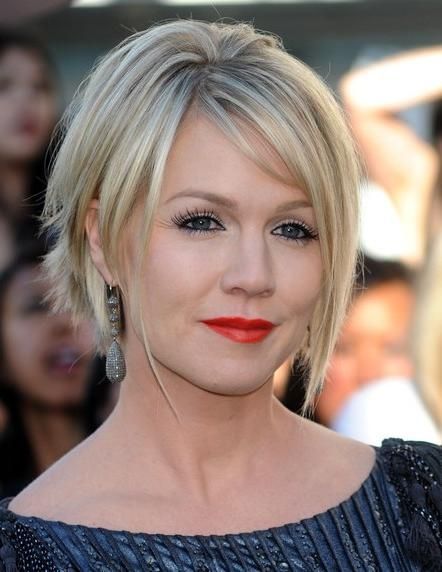 Jennie Garth Short Hairstyle With Bangs – Hairstyles Weekly For Face Framing Short Hairstyles (View 10 of 20)