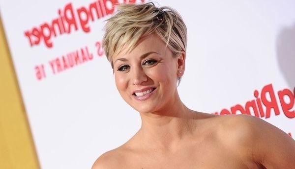 Kaley Cuoco Hairstyles & Haircuts: Short, Pixie, Bangs & Updos In Kaley Cuoco Short Hairstyles (View 20 of 20)