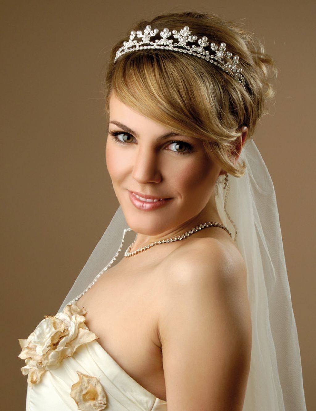 2021 Latest Wedding Hairstyles for Short Hair with Veil