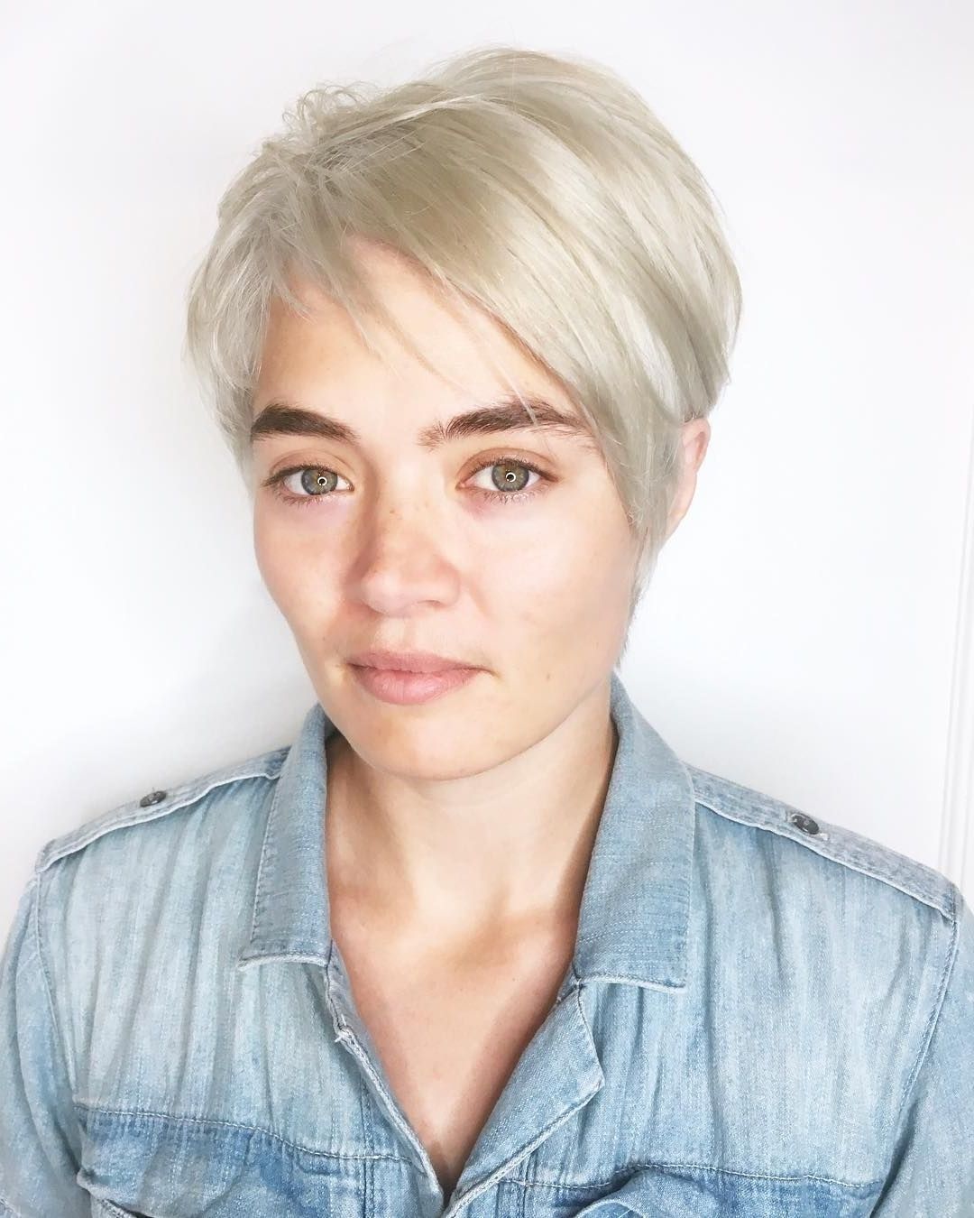 This Chic Side Swept Pixie With Asymmetric Bangs And Platinum Blonde Intended For 2017 Platinum Blonde Disheveled Pixie Hairstyles (View 13 of 20)