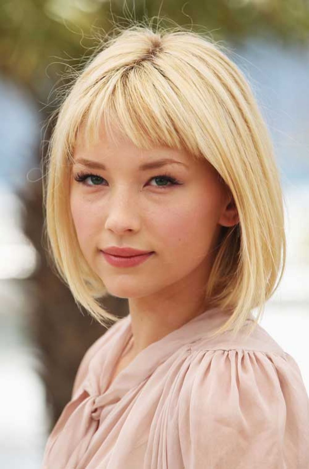 Blonde Chin Length Bob Hairstyles With Bangs In White Blonde Bob Haircuts For Fine Hair (View 17 of 20)