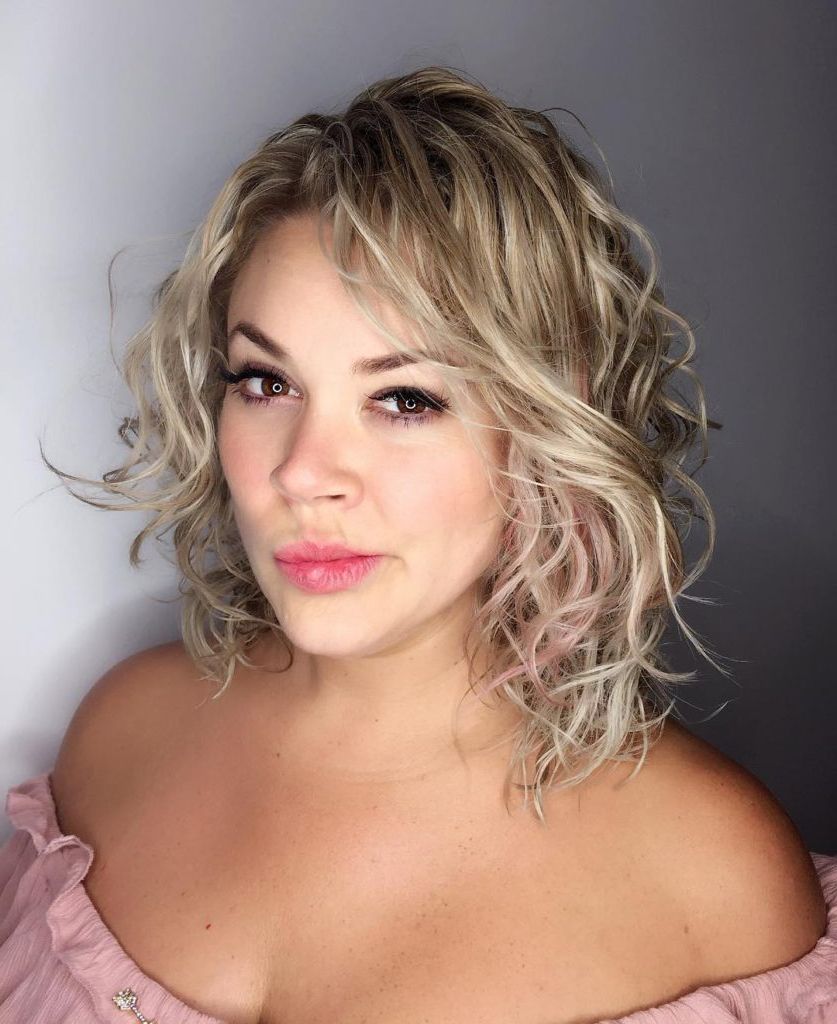 Women's Messy Wavy Layered Bob With Blonde Color And Pink Highlights Intended For Jaw Length Curly Messy Bob Hairstyles (View 17 of 20)