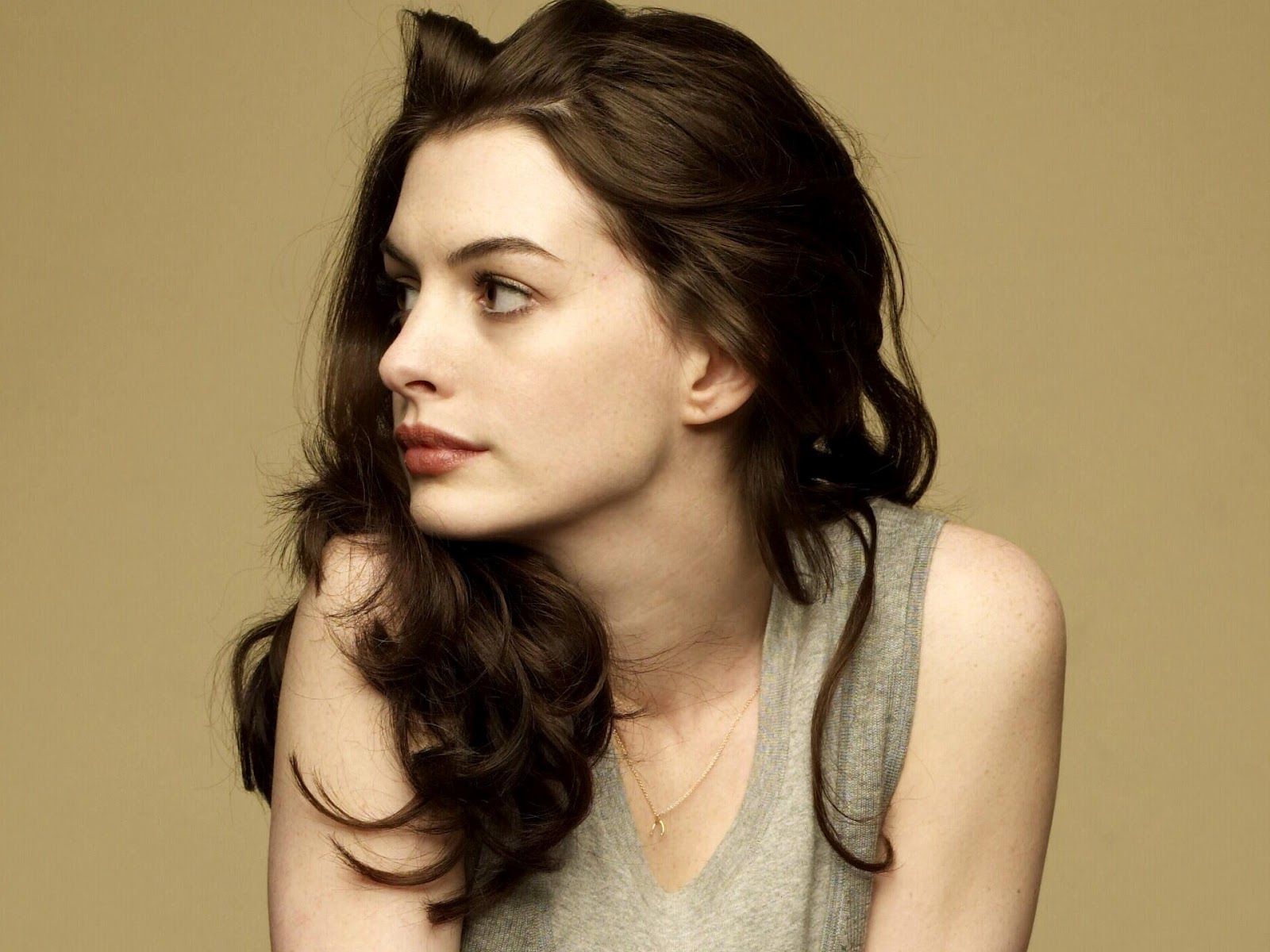 Anne Hathaway Hairstyles Pictures Of Anne Hathaway (View 7 of 20)