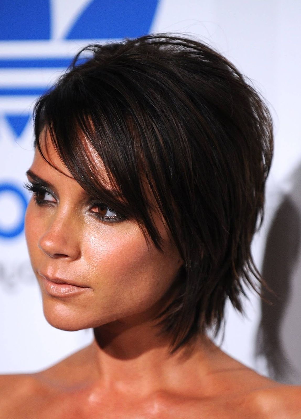 Celebrity Hairstyle: Victoria Beckham Medium Haircut (View 9 of 20)