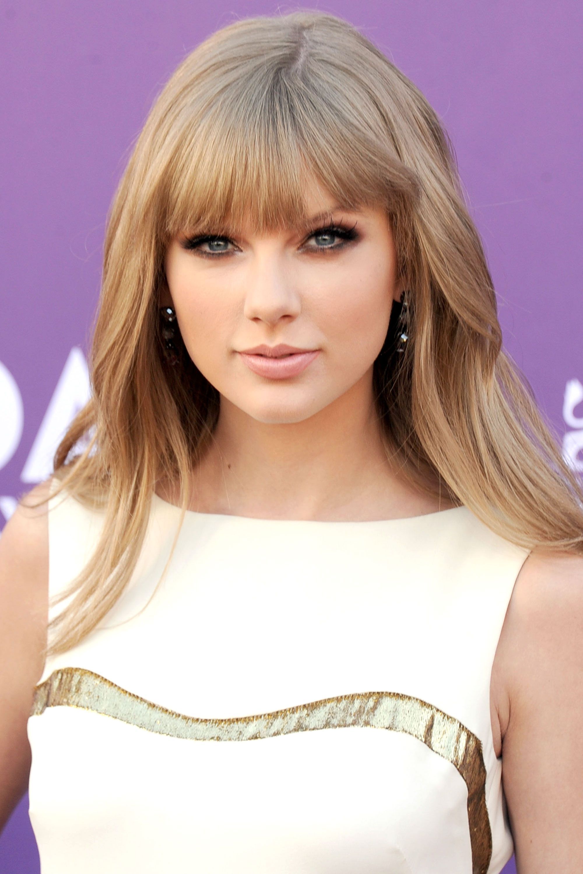 Famous Taylor Swift Medium Hairstyles In Taylor Swift Hairstyles – Taylor Swift's Curly, Straight, Short (View 7 of 20)