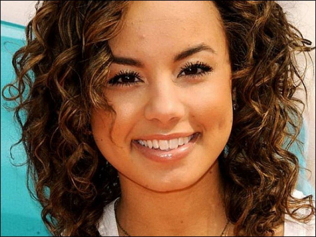 Good Haircuts For Curly Hair Round Face (View 5 of 20)