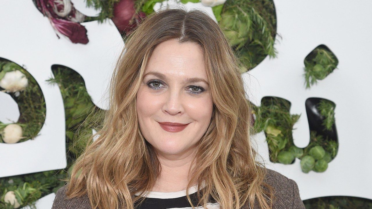 Most Current Drew Barrymore Medium Haircuts In Drew Barrymore Claims Aloe Vera Meat “suctioned” Redness From Her (View 12 of 20)