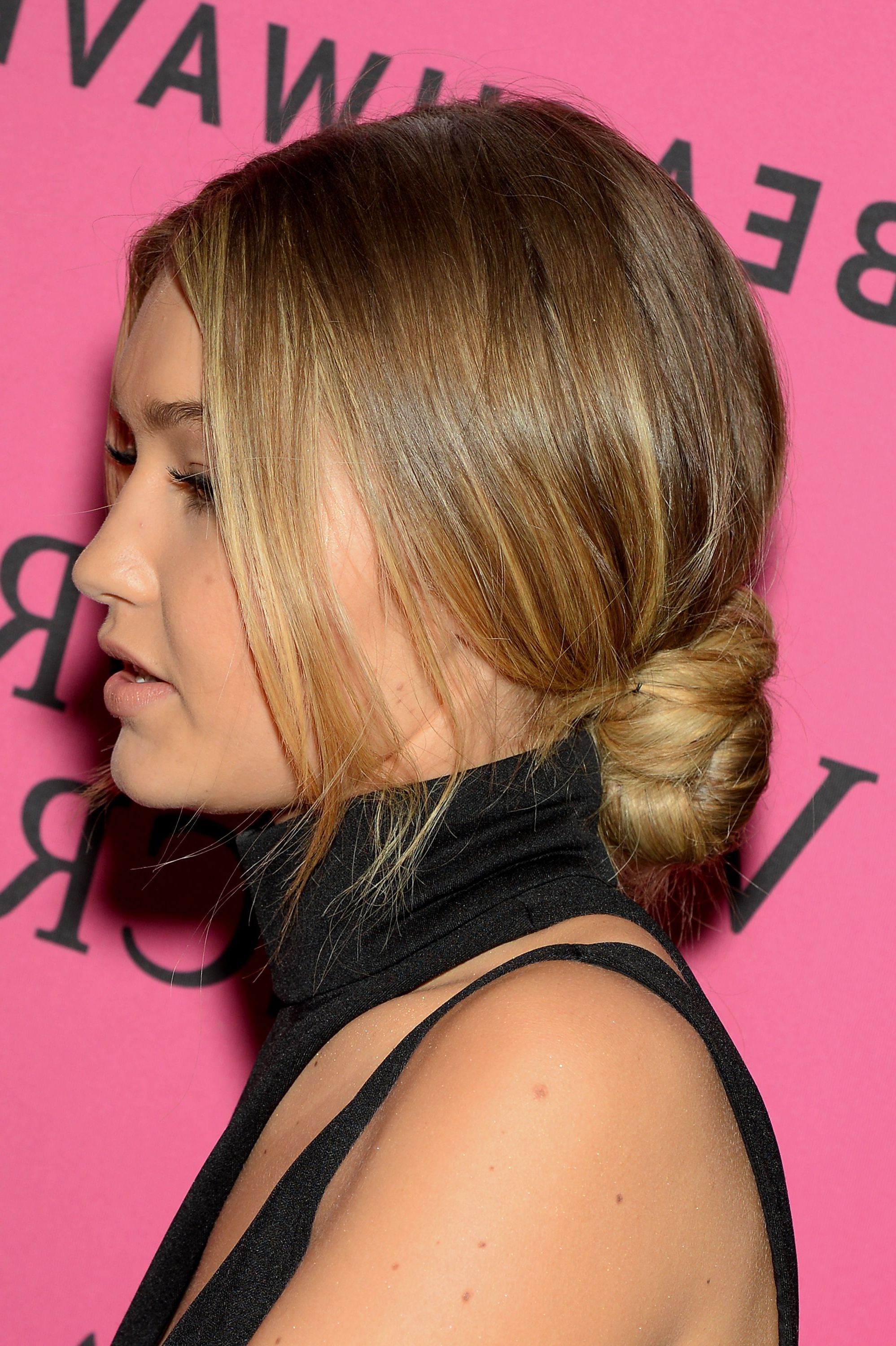 Gigi Hadid Throughout Latest Dishevelled Side Tuft Prom Hairstyles (View 1 of 20)