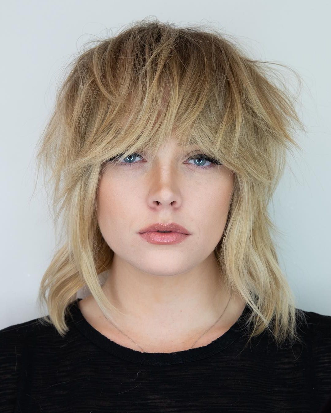 40 Modern Shag Haircuts For Women To Make A Splash With Regard To Famous Medium Shag Hairstyles With Long Side Bangs (View 17 of 20)