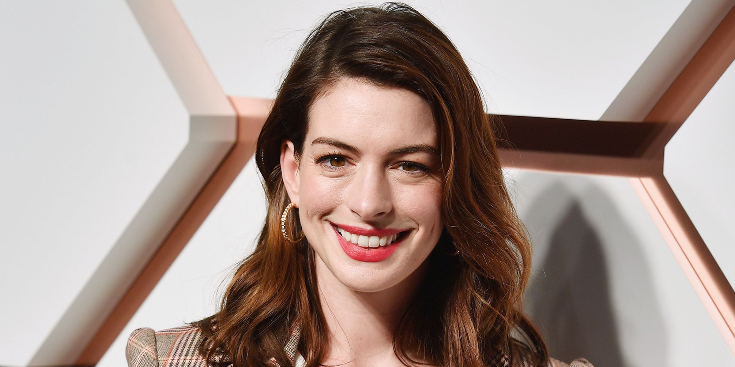 Anne Hathaway Just Put A Modern Twist On The Shag Haircut For Waves Of Color Shag Haircuts (View 20 of 20)