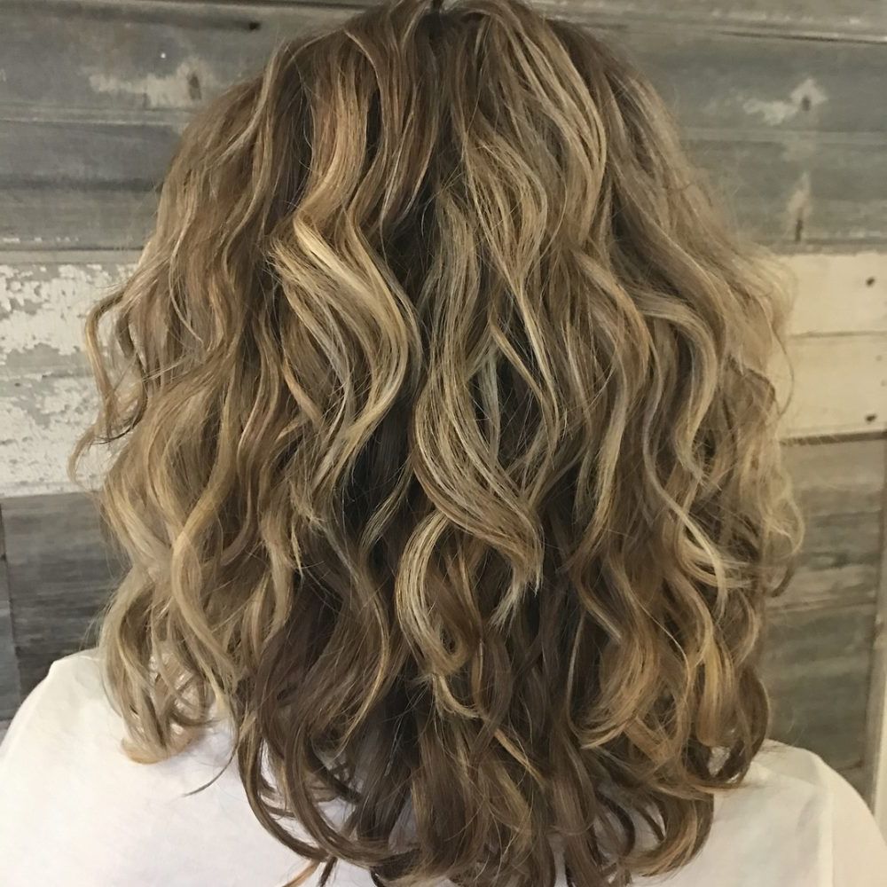 Fashionable Shoulder Length Wavy Layered Hairstyles With Highlights Regarding 24 Best Shoulder Length Curly Hair Ideas (2019 Hairstyles) (View 14 of 20)