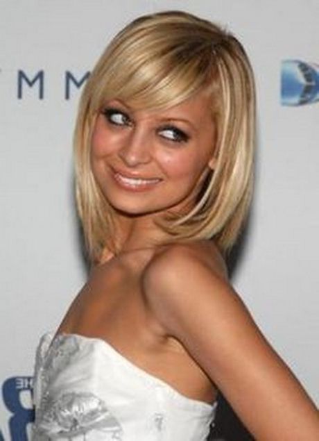 Medium Haircuts With Side Swept Bangs For Best And Newest Wavy Hairstyles With Side Swept Wavy Bangs (View 18 of 20)