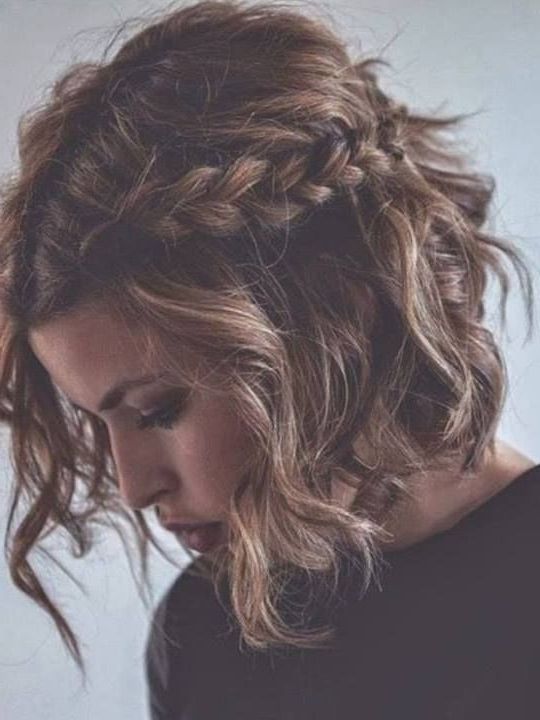 20 Feminine Short Haircuts For Wavy Hair – Styles Weekly Throughout Short Hairstyles With Loose Curls (View 11 of 20)
