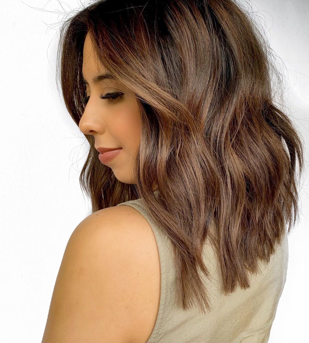 23 Gorgeous Medium Wavy Hairstyles – Stylesrant Within Current Wavy Chocolate Lob Haircuts (View 14 of 20)