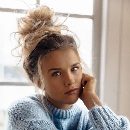 40 Easy Messy Bun Hairstyles For Women In 2022 (with Images) Regarding Fashionable Messy Pretty Bun Hairstyles (Gallery 8 of 20)