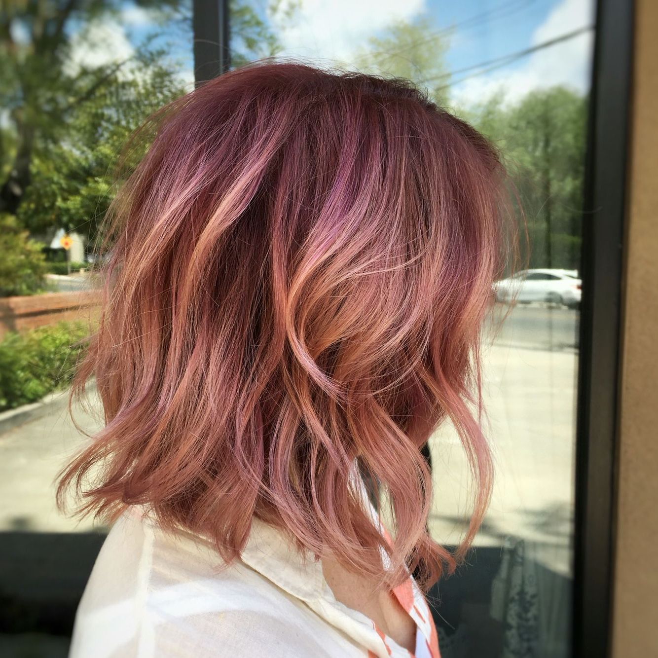 Colores De Cabello Dorado, Cabello Bonito, Rizos Con Trenzas Within Well Liked Pink Balayage Haircuts For Wavy Lob (View 6 of 20)