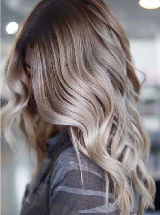 Popular Blonde Waves Haircuts With Dark Roots In 20 Fabulous Blonde Hair With Dark Roots Styles To Try (View 11 of 20)