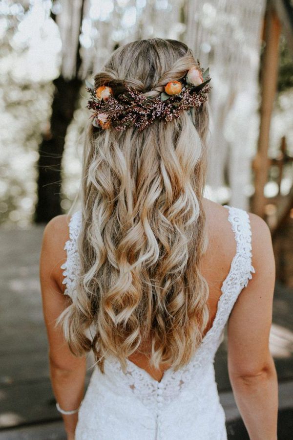 19 Ways To Wear Flowers In Your Bridal Hairstyle ~ Kiss The Bride Magazine Pertaining To Well Known Bridal Flower Hairstyle (View 13 of 15)