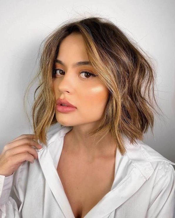 25 Chic And Catchy Bobs With Money Piece – Styleoholic Throughout Widely Used Stunning Messy Lob With Money Pieces (View 2 of 20)