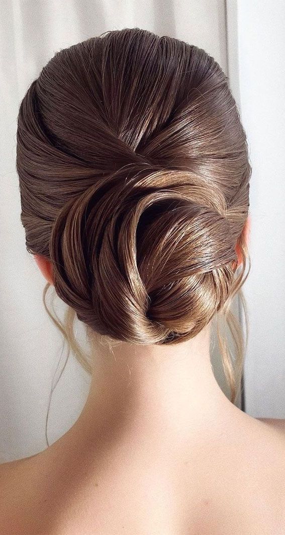 Featured Photo of 15 Inspirations Delicate Waves and Massive Chignon