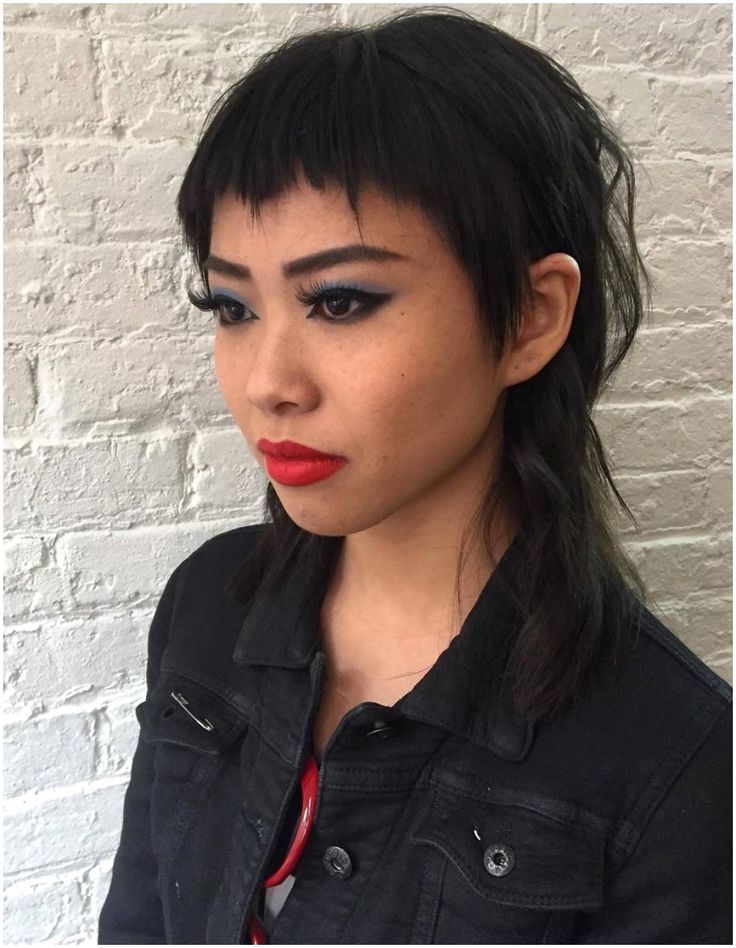 Featured Photo of 15 Best Shoulder-grazing Mullet with Choppy Bangs
