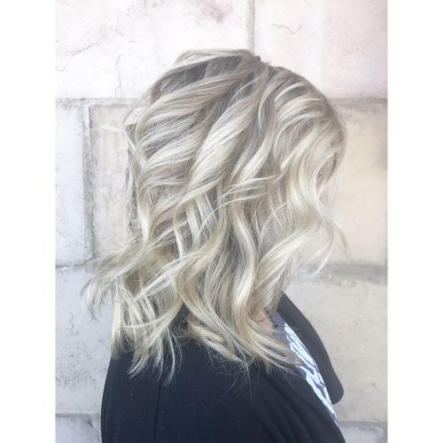 Messy Blonde Lob With Lowlights (Photo 16 of 20)
