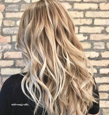 Casual Bright Waves Blonde Hairstyles with Bangs