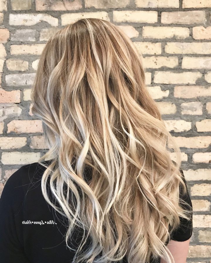Casual Bright Waves Blonde Hairstyles with Bangs