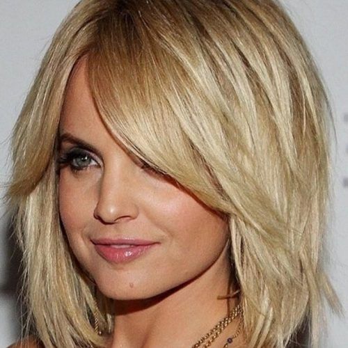 Short Medium Haircuts For Round Faces (Photo 9 of 15)