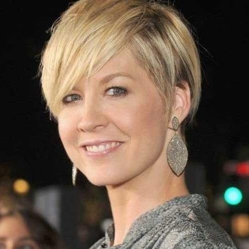 Short Hairstyles For Women In Their 40S (Photo 12 of 20)