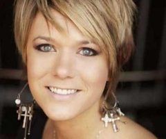 20 Photos Stylish Short Haircuts for Women Over 40