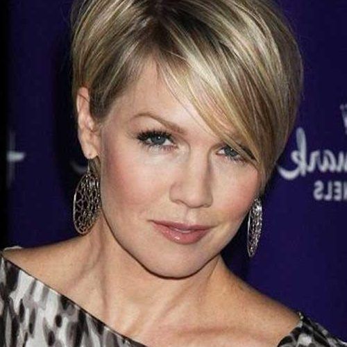 Short Hairstyles For Women In Their 40S (Photo 18 of 20)