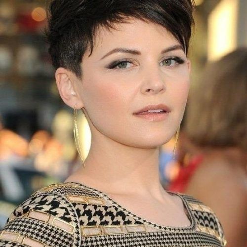Short Hairstyles For Curvy Women (Photo 18 of 20)