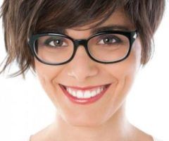 20 Photos Short Haircuts for People with Glasses