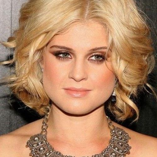 Short Hairstyles For Pear Shaped Faces (Photo 10 of 20)