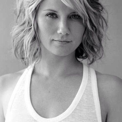 Wavy Short Hairstyles For Round Faces (Photo 17 of 20)