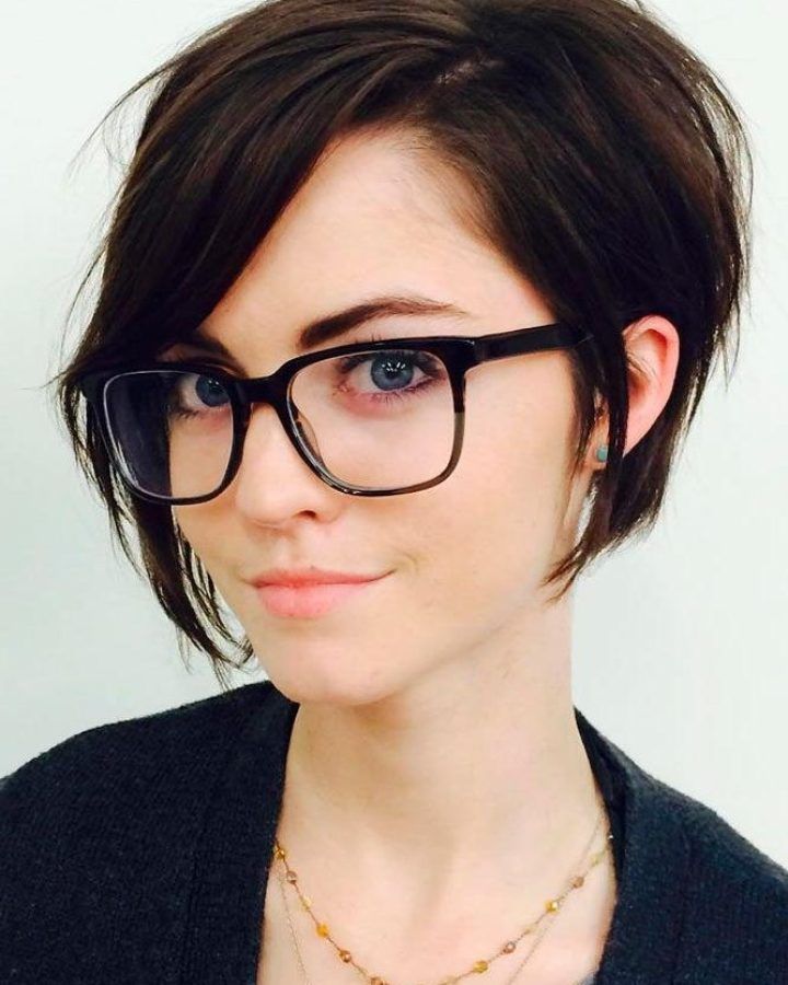 20 Ideas of Short Haircuts for Round Faces and Glasses