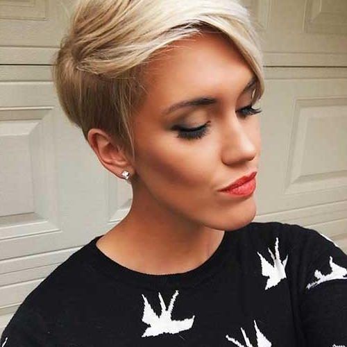 Short Hairstyles For An Oval Face (Photo 3 of 20)