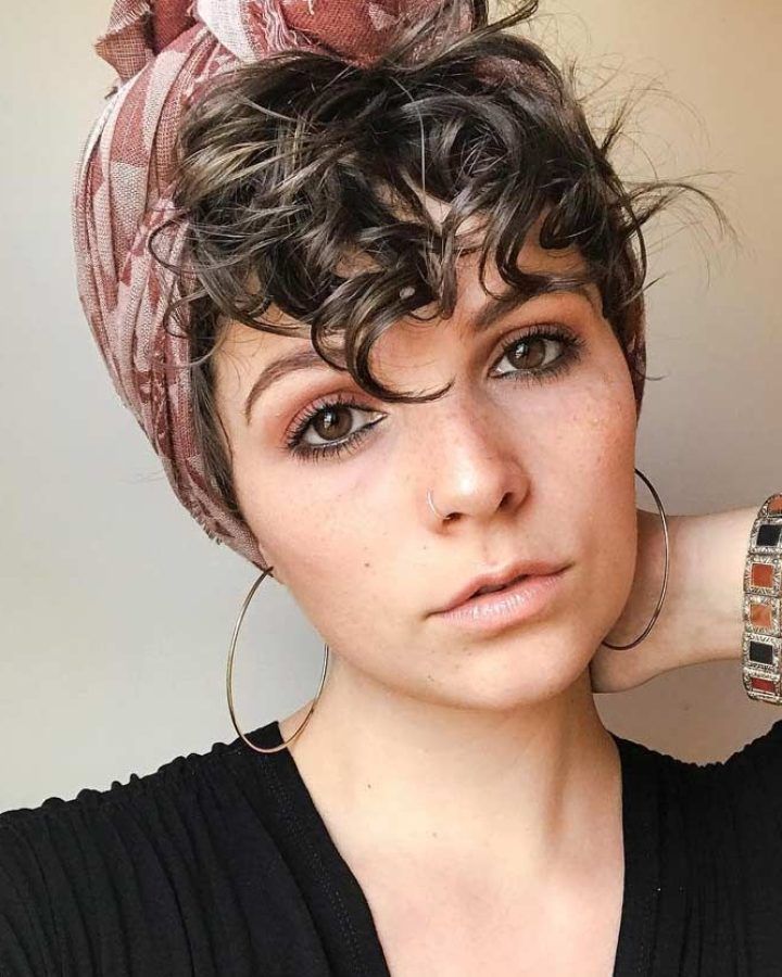 2024 Popular Wavy Pixie Hairstyles with Scarf