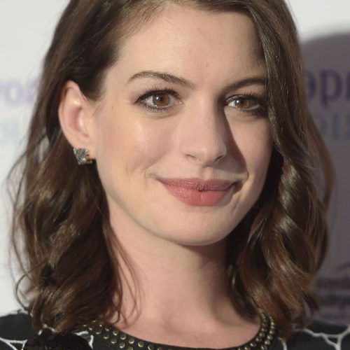 Anne Hathaway Medium Haircuts (Photo 12 of 20)