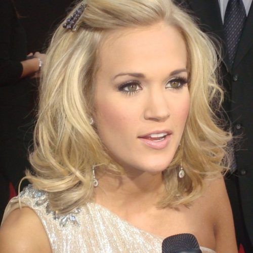 Carrie Underwood Medium Hairstyles (Photo 3 of 20)