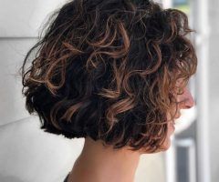 20 Best Ideas Medium Length Curls Hairstyles with Caramel Highlights