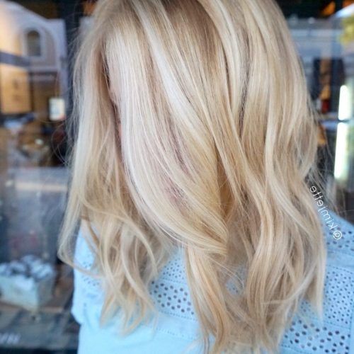 Curly Highlighted Blonde Bob Hairstyles (Photo 8 of 20)