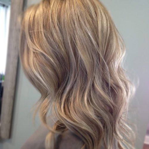 Dark And Light Contrasting Blonde Lob Hairstyles (Photo 6 of 20)