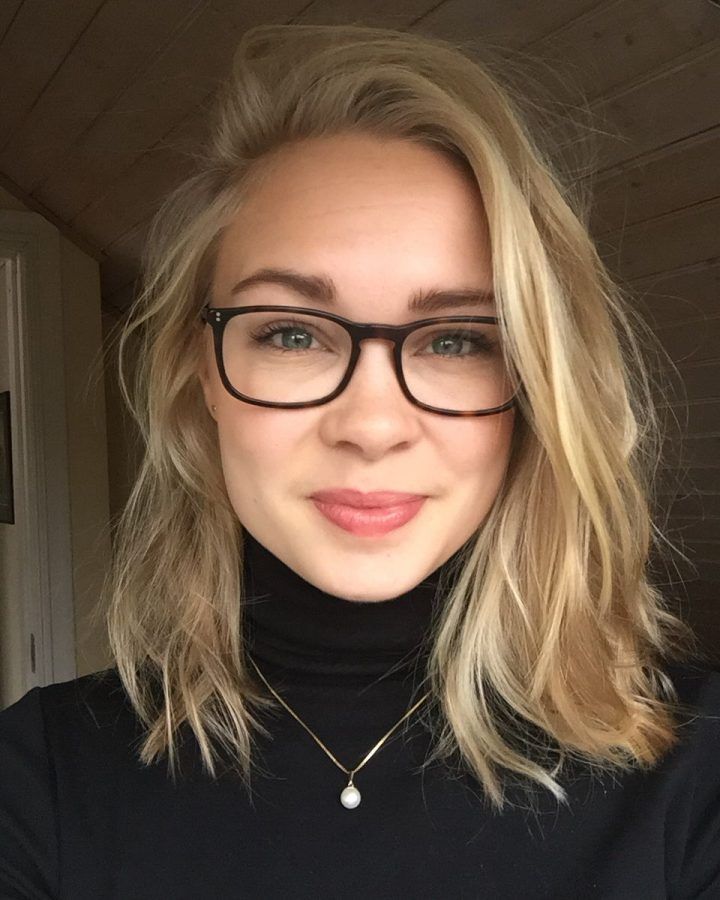 20 Photos Medium Hairstyles with Glasses