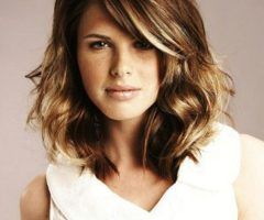 2024 Popular Wavy Medium Hairstyles for Round Faces