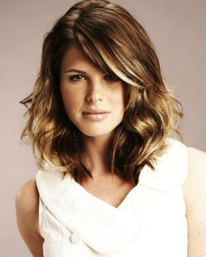 2024 Popular Wavy Medium Hairstyles for Round Faces