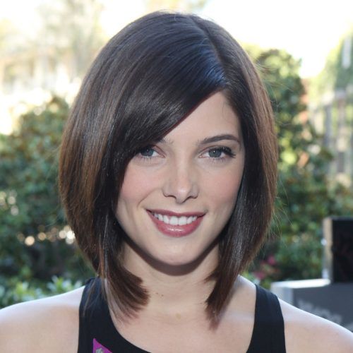 Medium Haircuts For Women With Round Face (Photo 19 of 20)