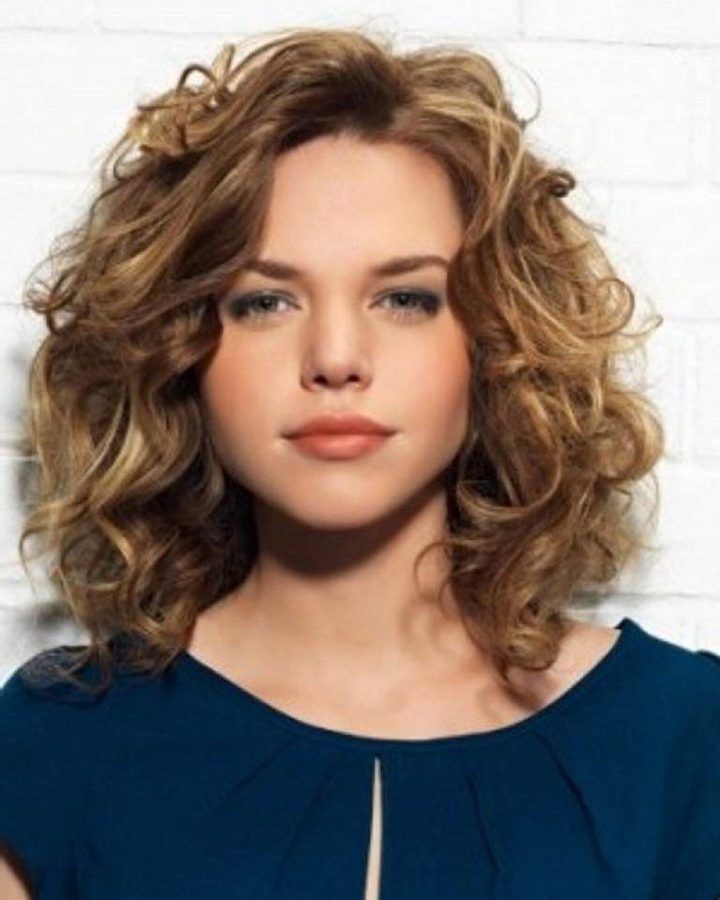 20 Collection of Medium Haircuts for Wavy Hair and Round Faces